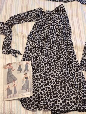 🌼Wrap Dress Or Skirt Black& White Circle Print